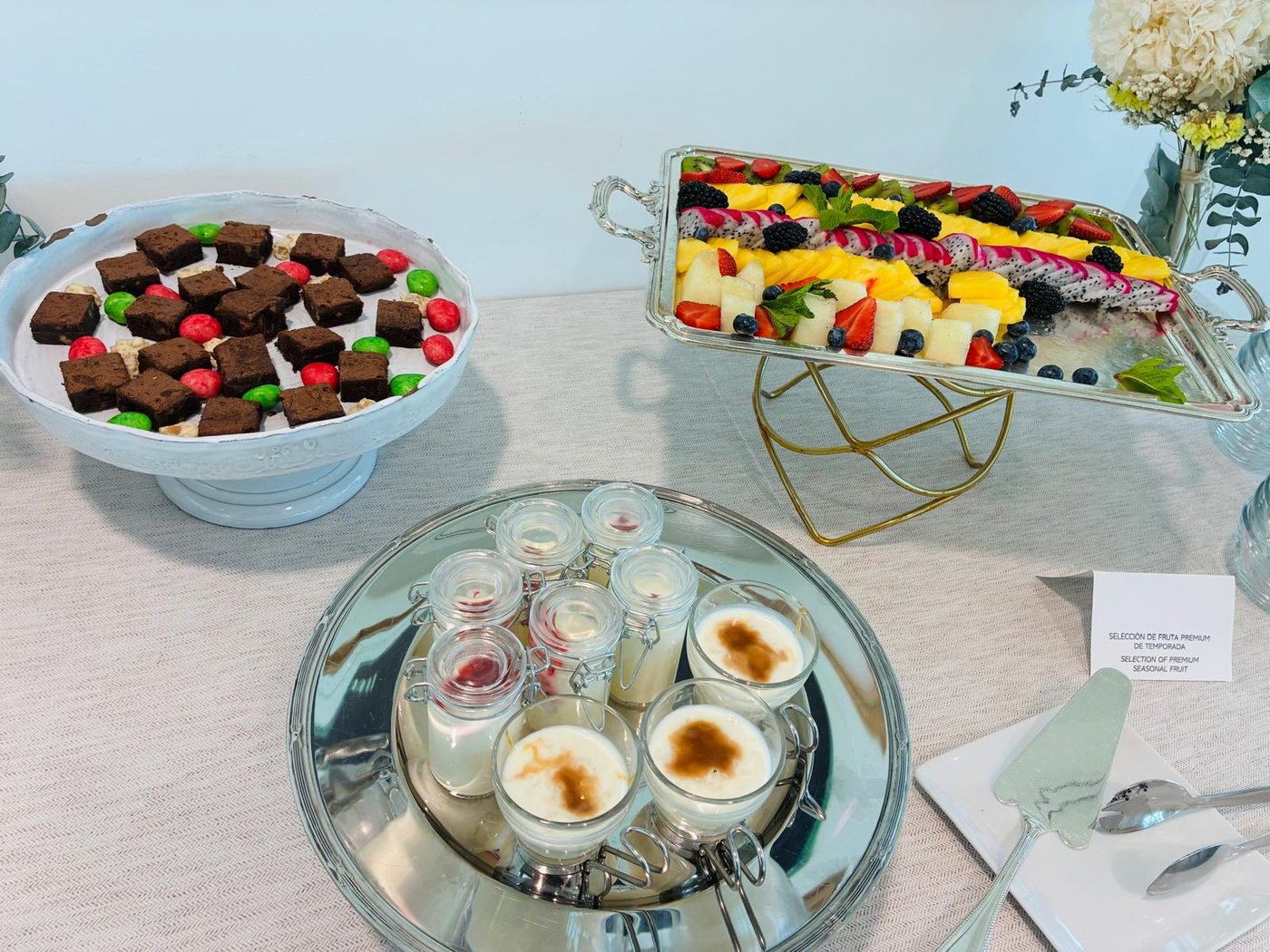 Postres individuales y selección de fruta