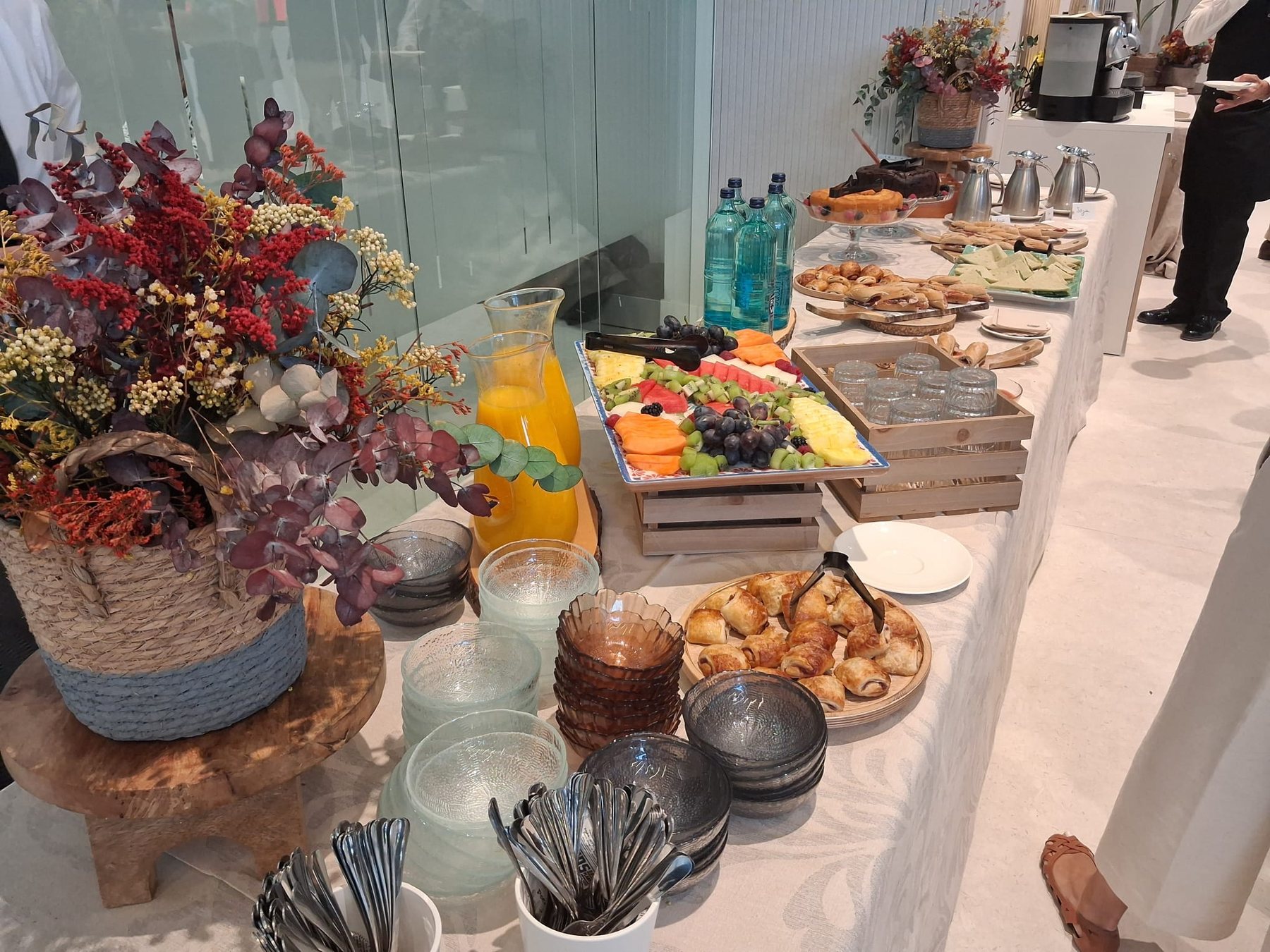 Buffet de catering con fruta y bollería